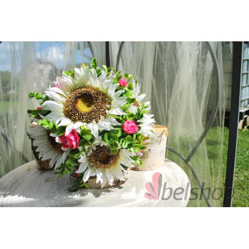Svatební kytice z bílých slunečnic